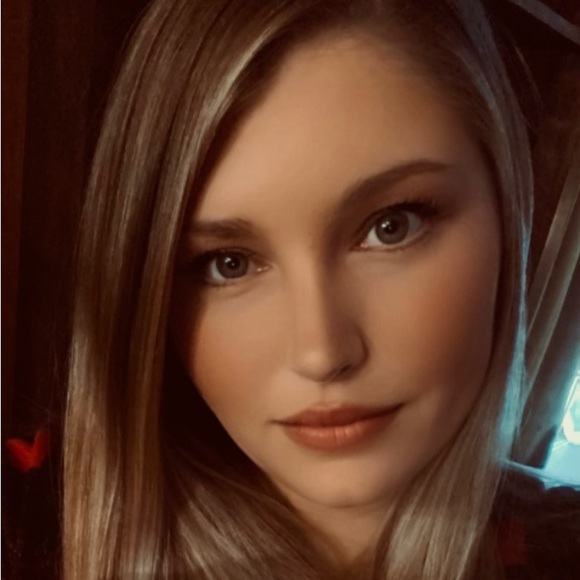 Meet your Posher, Katie - Picture 1 of 3